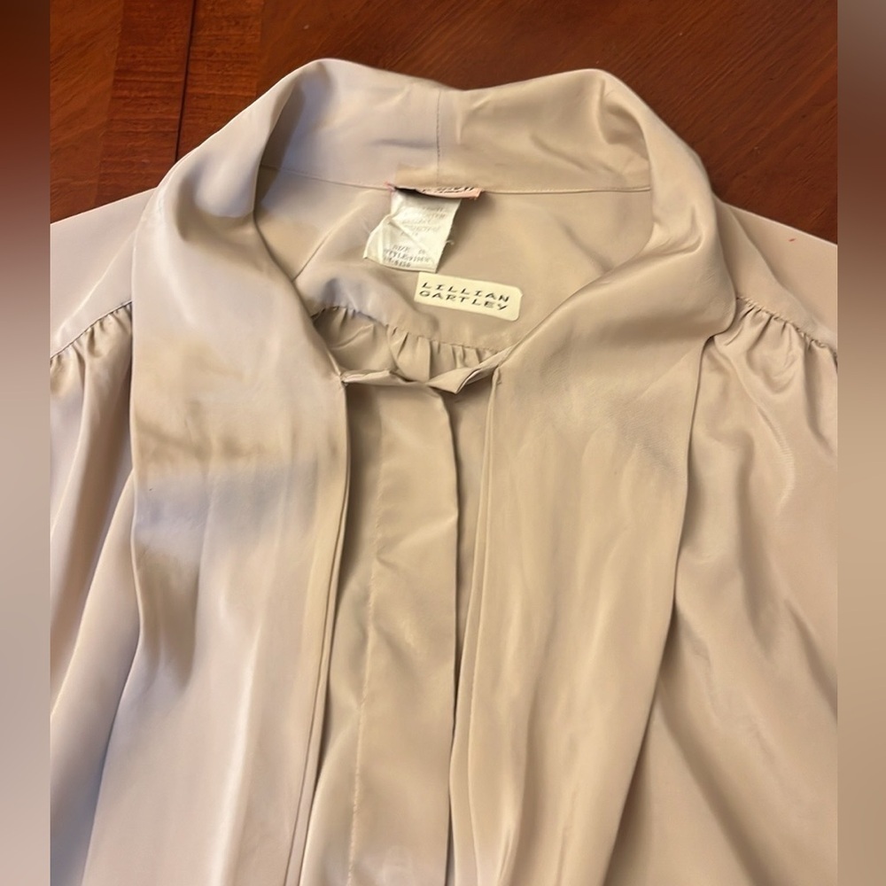 Vintage Women’s Silky Blouse Button Down Bow Tie Beige Size 16 - Picture 5 of 15